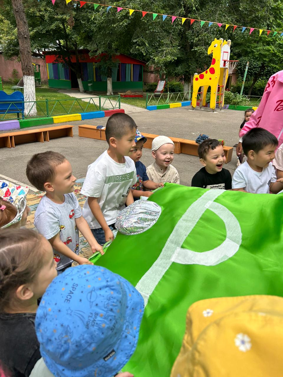 В наш сад приезжали гости с представлением