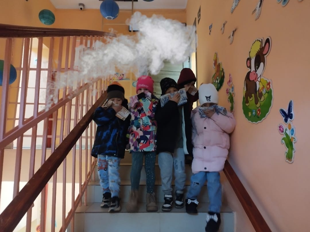 Өрт кезінде, жер сілкінісі және авариялық жағдайлар кезінде эвакуациялау бойынша жаттығулар өткізілді./ Проведены тренировки по эвакуации при пожаре, при землетрясении и аварийных ситуациях.